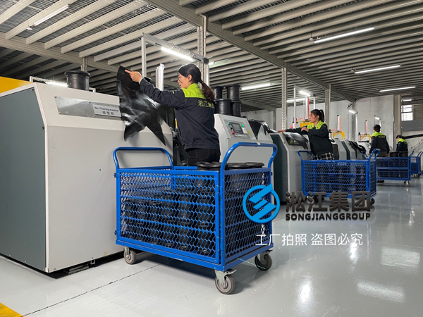 我厂橡胶接头自动成型机投入量产阶段 我厂橡胶接头自动成型机投入量产阶段