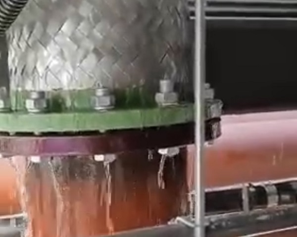 金属软管安装上还没试压就漏水问题分析(被现场作业烧破) 金属软管安装上还没试压就漏水问题分析(被现场作业烧破)